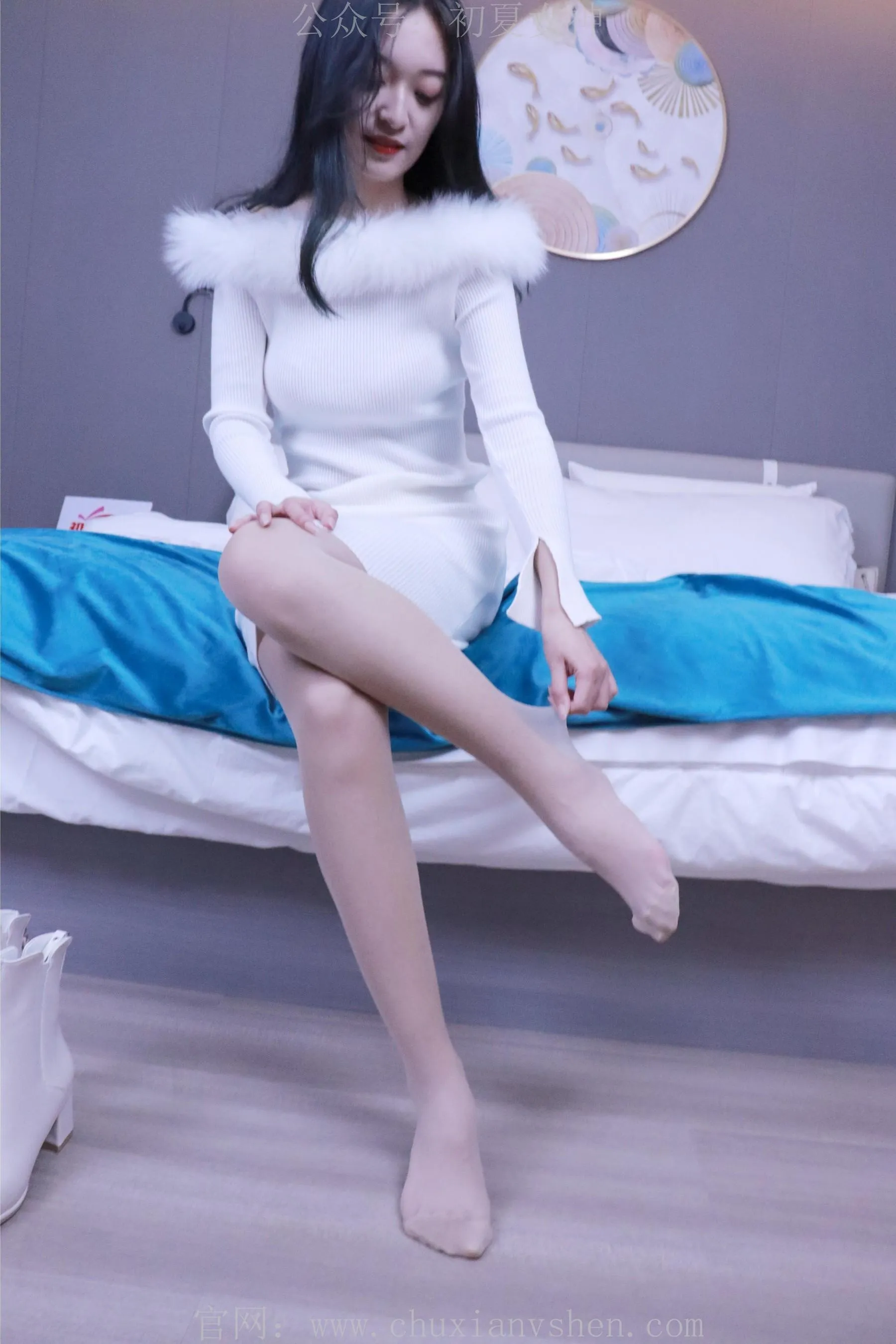 初夏女神 NO.010 依依 2022款白色毛领连衣裙搭白色短靴 [147P]插图7